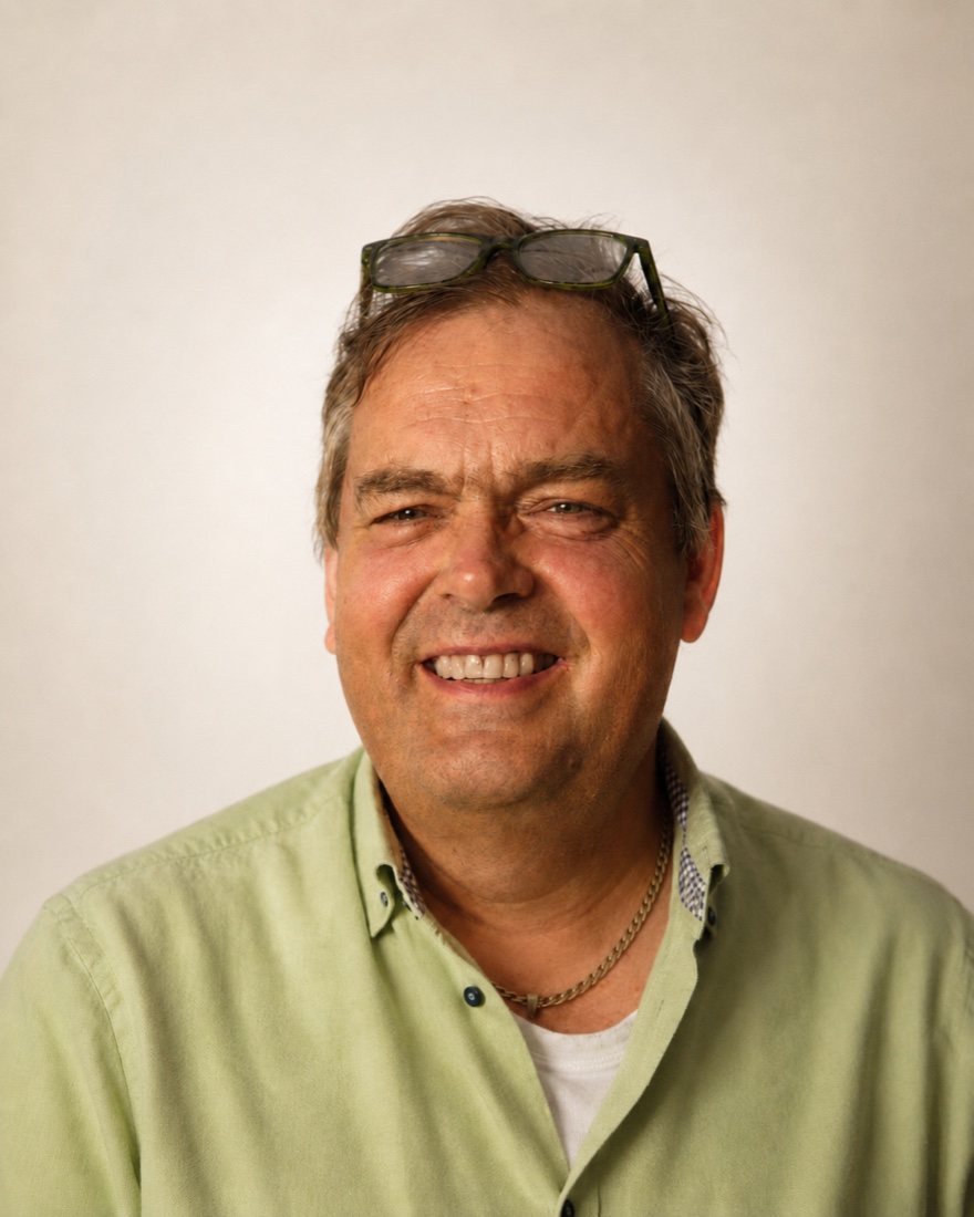 Portretfoto van de kunstenaar Bert Rood
